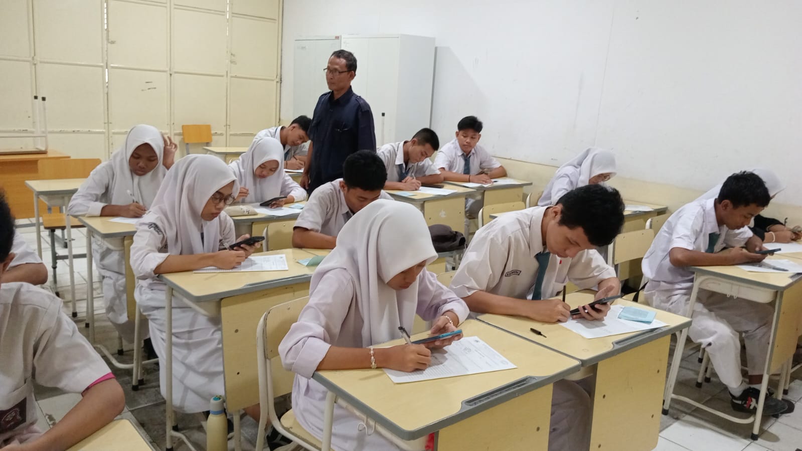 Galeri: Pelaksanaan Penilaian Akhir Tahun (PAT) Tahun Pelajaran 2025/2026 di SMK Remaja Pluit - SMK Remaja Pluit